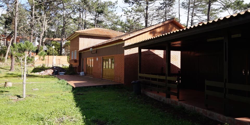 Dormitórios do acampamento entre os pinheiros